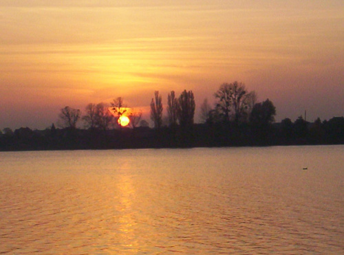 Zachód słońca nad jeziorem w Wagrowcu 1 listopada 2008 roku
