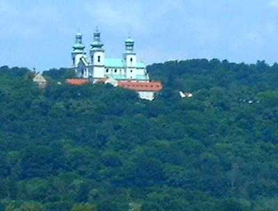 widok na Klasztor z trasy na kraków #klasztor #kosciół #kraków #trasa #lato #walacje
