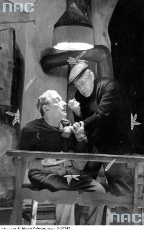 Aktorzy Józef Węgrzyn ( z prawej ) i Kazimierz Junosza - Stępowski w rewii " Hocki - klocki " w Teatrzyku rewiowym " Złoty Ul " w Warszawie_07.1941 r.