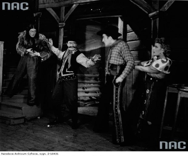 Aktorzy Józef Orwid ( 2. z lewej ), S. Daniłowicz ( 1. z lewej ), K. Pawłowski ( 2. z prawej ), Xenia Grey w sztuce " Jar " w Teatrzyku Rozmaitości w Warszawie_01.1944 r.