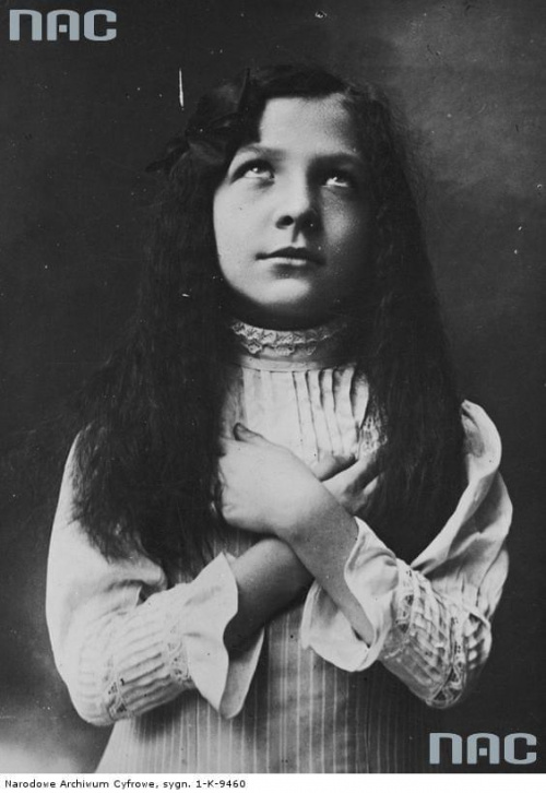 Maria Burzyńska ( z domu ), Mira Zimińska ( po 1-wszym mężu ), Mira Sygietyńska ( po 2-gim mężu ), później Mira Zimińska - Sygietyńska. Fotografia z dzieciństwa_1910-1915 r.