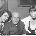 Aktorka Maria Hryniewicz ( z prawej ) z siostrą Ireną i z dziadkiem, i aktorem Antonim Krogulskim. Warszawa_12.1925 r.