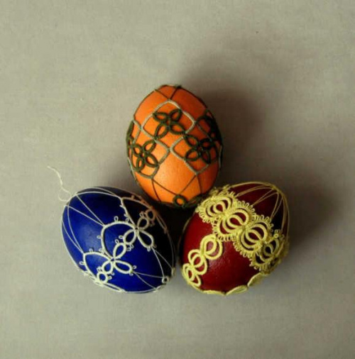 Ozdoba wielkanocna. Jajka styropianowe malowane farbami akrylowymi i oplecione koronką czółenkową (frywolitką).