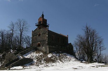 Kościółek na Ślęzie w kwietniowym śniegu #Ślęza #góry #rzeżba
