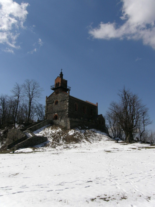 Kościółek na Ślęzie w kwietniowym śniegu #Ślęza #góry #rzeżba