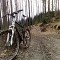 Moja pierwsza wycieczka w Beskid Mały.Zachwycają spokojne,acz długie podjazdy.praktycznie wszędzie można podjechać bez schodzenia z bicykla.Jestem przekonany ,że w tym sezonie te góry i im przyległe zostaną przeze mnie mocno explorowane.