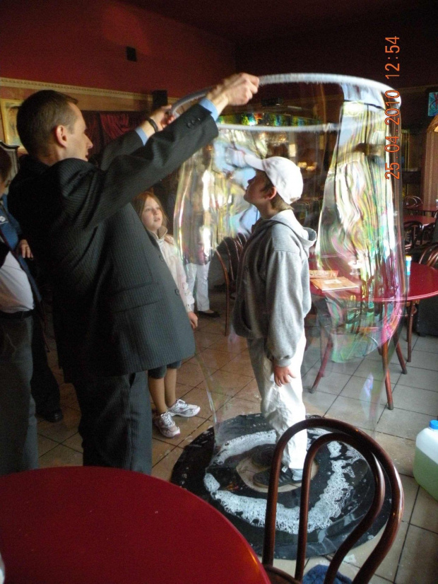 Dziecko zamknięte w bańce mydlanej (a child inside of a soap bubble) - 2