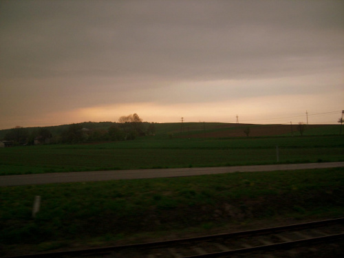 Zachód Słońca, zdjecie zrobione w podróży pociągiem z Krakowa do Radomia