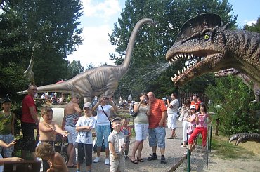 Difilozaur ochładza wszystkich plując jadem. W oddali Brachiozaur www.parkjurajski.net zobacz też www.bajkowakraina.info #ChataZPiernika #ChatkaZPiernika #DomNaKurzejNodze #Pinokio #CzerwonyKapturek #Czarownica #BabaJaga #JaśIMałgosia #Rzepka