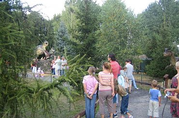 Spacer - www.parkjurajski.net #ChataZPiernika #ChatkaZPiernika #DomNaKurzejNodze #Pinokio #Czarownica #BabaJaga #Rzepka #Dinozaury #Dinozaur #Bajka #Bajki #BajkowaKraina #PodŻaglami #Rybnik #ParkJurajski #DinoPark