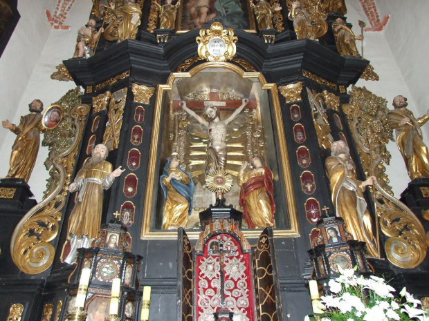 Strzelno Ołtarz prawie 700 relikwi