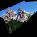 świat widziany przez okienko (najczęściej z głębi jaskini albo sztolni) - tu widok z Sorapiss na Cristalllo #Dolomity #Sorapiss #Cristallo