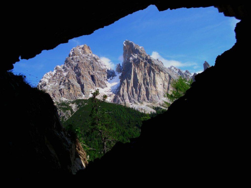 świat widziany przez okienko (najczęściej z głębi jaskini albo sztolni) - tu widok z Sorapiss na Cristalllo #Dolomity #Sorapiss #Cristallo