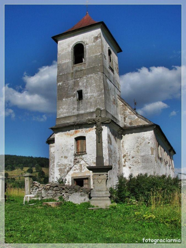 kościół w polu pomiędzy Bartosovicami a Neratovem ( Czechy)