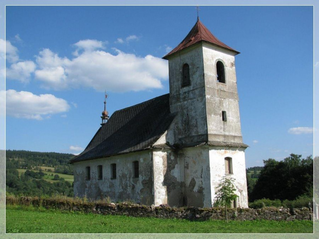 kościół w polu pomiędzy Bartosovicami a Neratovem ( Czechy)
