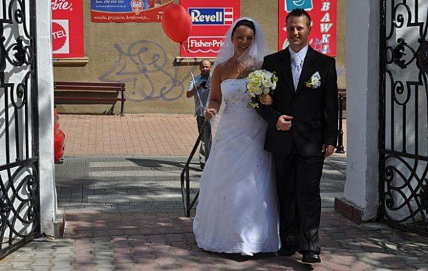 Wejście pary młodej na plac kościelny. #tarnobrzeg #busko #gdańsk #lech #wesele #ślub #hotelura