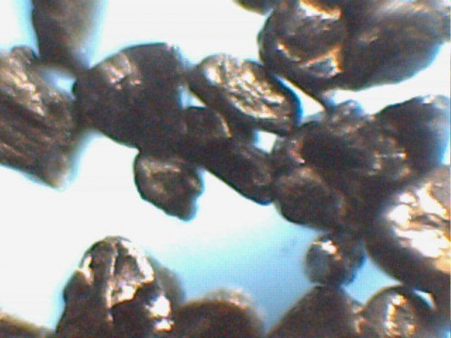 Zdjęcia mikroskopowe magnetytu z piasku plażowego.