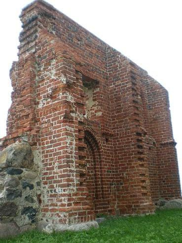 ruiny kościoła w Trzęsaczu
