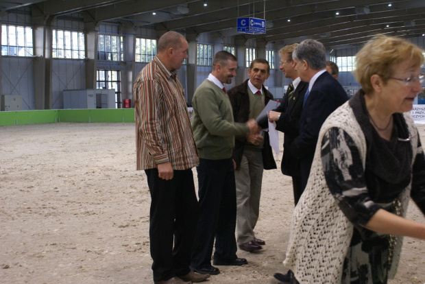 Polagra Poznań 2010 wręczenie złotych medali ps Pan Józef
Smyk strasznie zdziwiony eh.. z drugiej strony P Janik ulansowaliśmy się z nim na jednakowej pozycji 3 miejsce w klasie klaczy XO