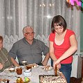 Mama dzieli urodzinowy tort