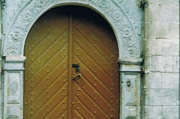 Piotrkowice koło Jędrzejowa, Ozdobny portal w kościele parafialnym #Piotrkowice #Kościół #Architektura #Drzwi