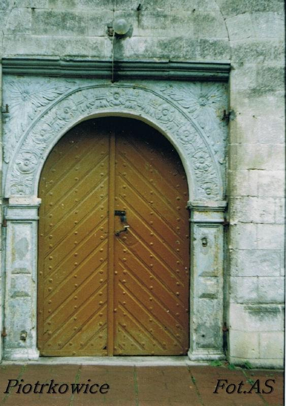 Piotrkowice koło Jędrzejowa, Ozdobny portal w kościele parafialnym #Piotrkowice #Kościół #Architektura #Drzwi