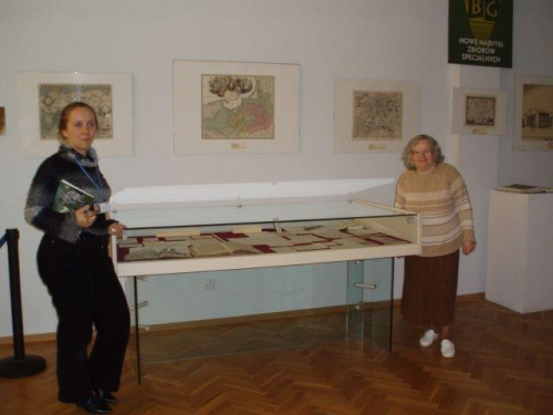 Dr Dagmara Binkowska i mgr Ewa Czerniakowska zwiedzają wystawę "Nowe nabytki Zbiorów Specjalnych" w BiG PAN (26 XI 2010).