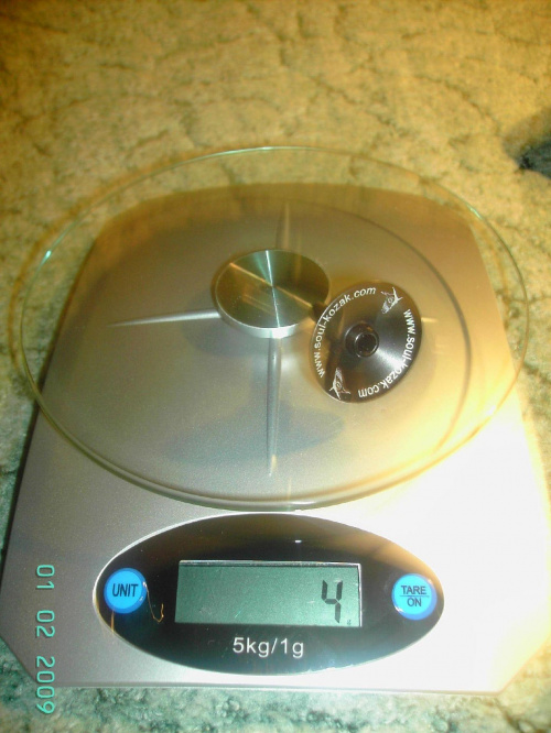Top Cap Soul-Kozak
waga wskazywała raz 4 raz 5 gram wiec można przyjąć, ze prawdziwa waga jest zgodna z podaną przez producenta czyli 4.5g.
