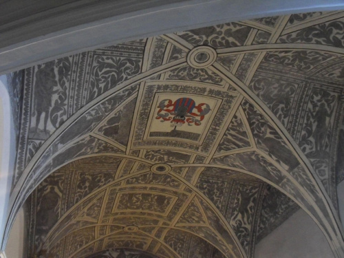 Unikatowe na skalę światową sgraffito na suficie kościoła z 1551 roku..powtarzają się motywy Chrystusa i uczni a wolne miejsca wypełniają motywy roślinne..na środku herb