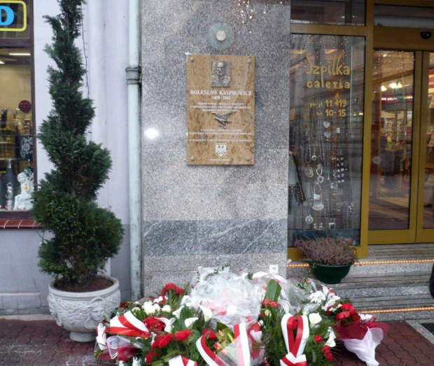 Powstanie Wielkopolskie Gnieznp Pamiątkowa tablica ul. Chrobrego front hotelu Pietrak