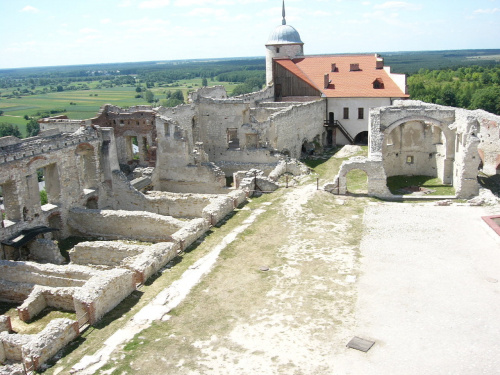 Dziedzieniec zamku w Janowcu