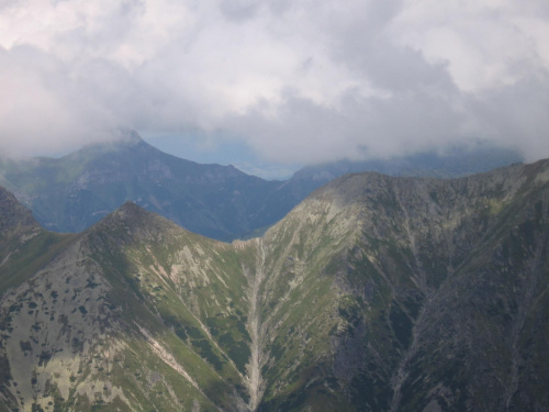Na zbliżeniu na drugim planie Przełęcz pod Kopą Szalony Wierch i Szeroka Przełęcz Bielska #Góry #Tatry