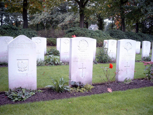 X.2003 Arnhem (kolo Nijmegen) Holandia POLSKI slad, cmentarz poleglych w pamietnej bitwie (II w. Swiatowa)