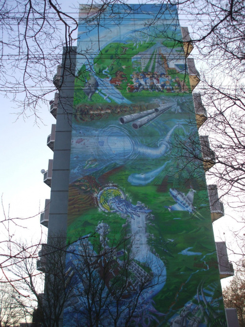 21.I.2009 (inna wersja tego "Graffiti" w "Ciekawostki ze Swiata") Najwyzsze scienne "Graffiti" Swiata 43 m wys. Hamburg - Osdorfer Born, Deutschland (zuzyto ponad 1000 Deo-puszek)