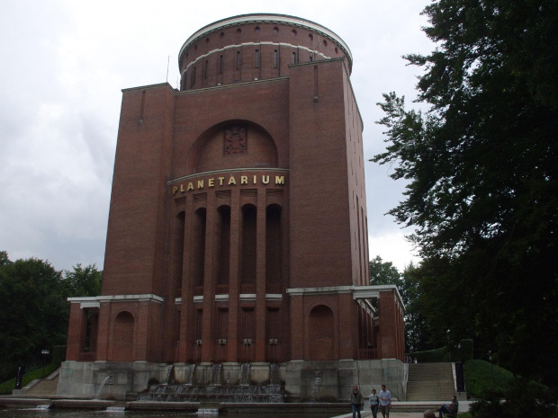 2005, Hamburg, Stadtpark Najwieksza i najwyzsza (~51 m. wys.)dawna wieza cisnien (od wielu lat PLANETARIUM)