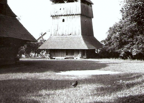 Komarno 1986 r. dzwonnica starej cerkwi