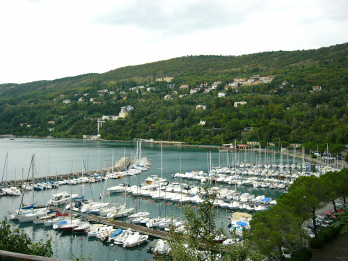 Italia. Castello Miramare - widok na port