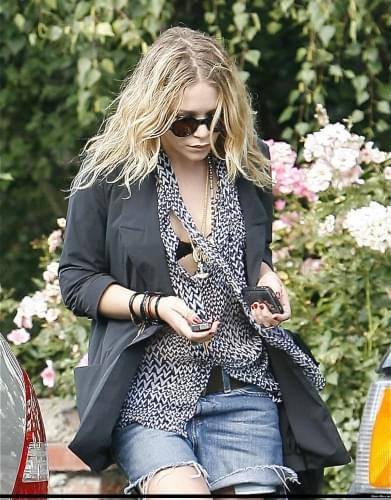 MK leaving a friends house in Hollywood-paprazzi lipiec 2008