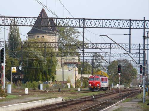 SU46-032 manewruje w Legnicy po przyciągnieciu EC Wawel #KolejLokomotywaSukaLegnica