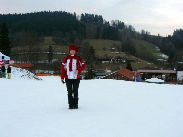 D-4. Tu widać na stoku sztuczny śnieg, a dalej prawdziwa trawa.