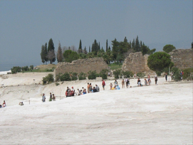 Pamukkale czyli wapienne tarasy i Heirapolis uzdrowisko rzymskie z początku naszej ery. Na mnie więkse wrażenie zrobiły ruiny miasta po których można swobodnie chodzić.