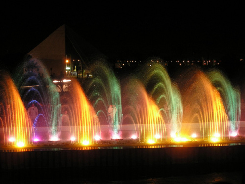Tańczące fontanny w Egipcie #fontanna #światło