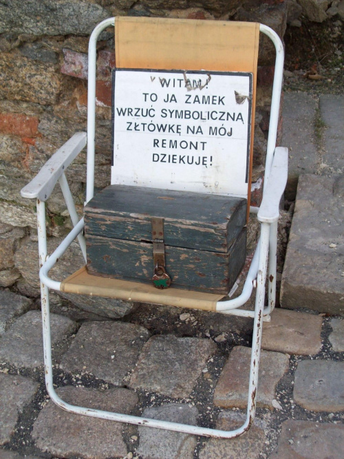 Krzesełko.....:)Takie powitanie czeka nas w Zamku Świecie,na Dolnym Śląsku.