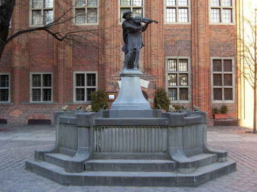 Pomnik-fontanna flisaka
Statuetka grającego na skrzypkach flisaka otoczonego zasłuchanymi żabami, w formie fontanny, #Toruń