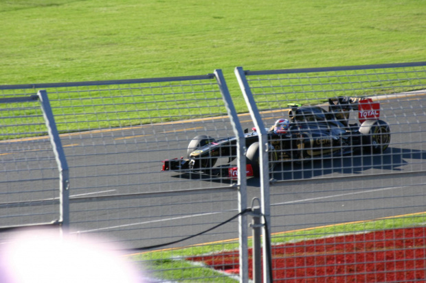 Renault z Pitrowem na torze Albert Park 2011