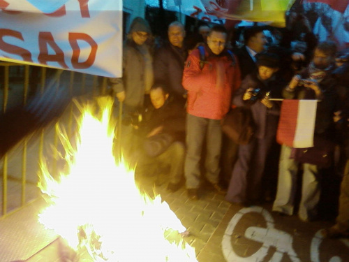 Pod ambasadą rosyjską - Putin się pali #Putin #rosja #kreml #demonstracja #prawda