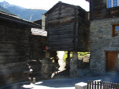 Domki na kurzych łapkach :) #wakacje #góry #Alpy #lodowiec #treking #Szwajcaria #Zermatt