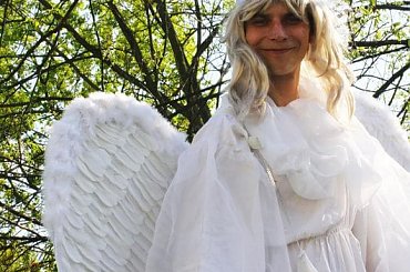 #anioły #szczudlarze #ślub #wesele #BańkiMydlane #PłatkiKwiatów #klauni #PłonąceNapisy #animatorzy #szczudła