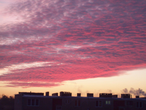 zimowy wschód słońca, namalował bajeczne chmurki