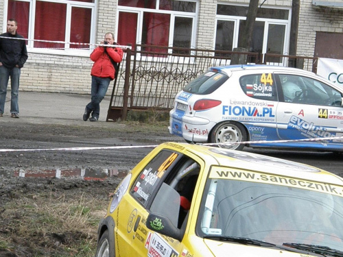 Zamienione zostało także miejsce imprezy - bazę przeniesiono z Maciejowic na Lądowisko w Sobieniach Szlacheckich Silvair. Dzięki temu rajd jest bardzo skomasowany: trasa liczy 203,69 kilometrów, z czego 76,91 km to dziewięć odcinków specjalnych (wszyst...